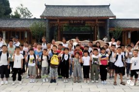 暑假老師和孩子們?cè)凇八峦馓以础本皡^(qū)的戶外活動(dòng) 好嗨哦！